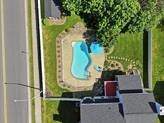 4th image of 310 Breckinridge Ct