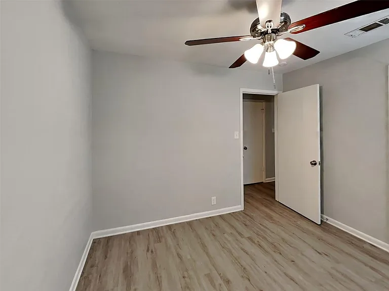808 Laguna Dr — Photo 11