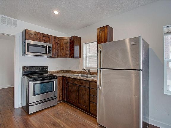 3rd image of 419 E 200 S APT 402