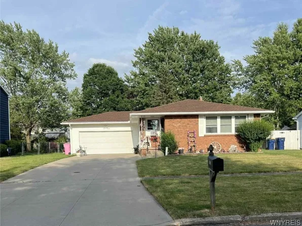 120 Park Lane Cir, Lockport, NY 14094