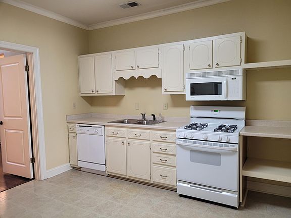 Kitchen will all appliances, big enough for large table