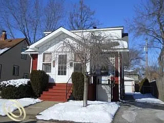 1020 W Hazelhurst St photo 1