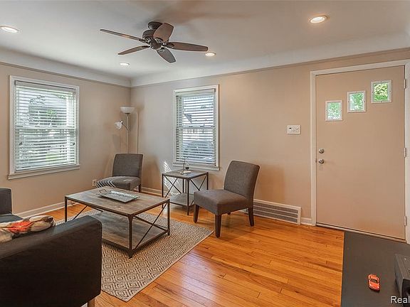4th image of 1032 N Wilson Ave