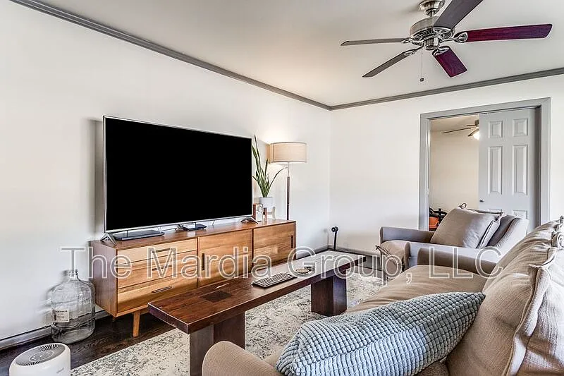 3 bed, 2.0 bath, 1218 sqft, $2,400 — Photo 4