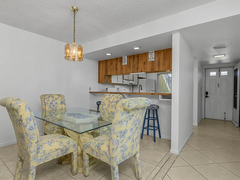 190 Palm Dr #5 — Photo 6