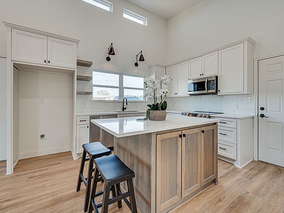5th image of 413 Caro Dr