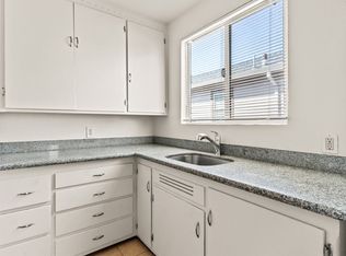 Recently Remodeled 1 Bedroom Duplex Unit Looking for a new tenant!, Oakland, CA 94605