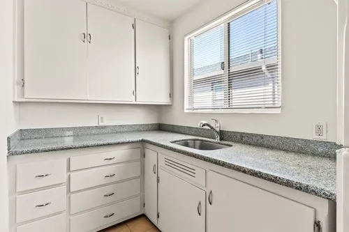 Recently Remodeled 1 Bedroom Duplex Unit Looking for a new tenant! Photo 1