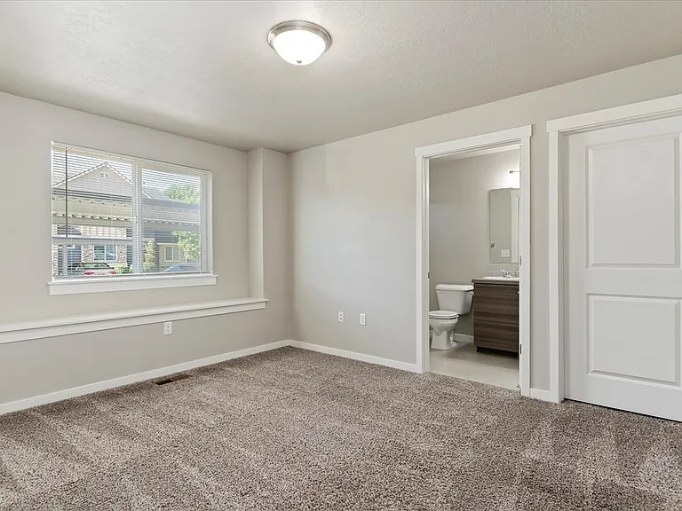 WhistleStop Apartments — Photo 27