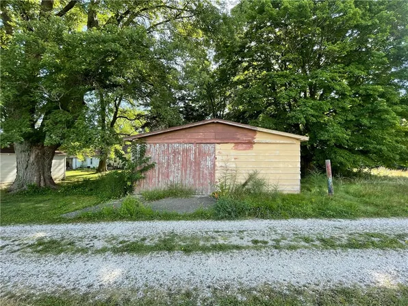 608 S Elm St, Villa Grove, IL 61956