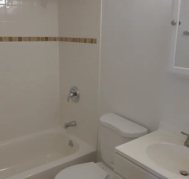 Foster Beach Apartments — Photo 7