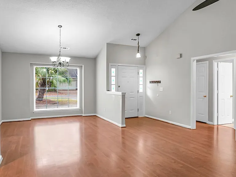 117 Saint Awdry St — Photo 9