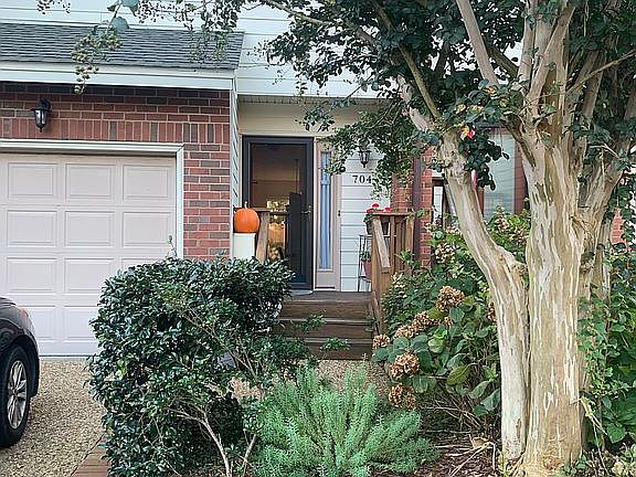 2nd image of 704 Coquina Ln