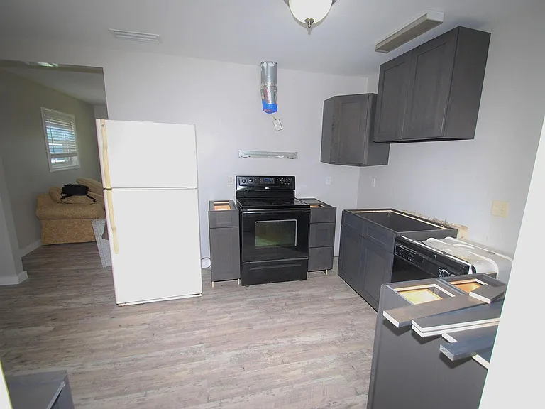 1710 Drake Ave — Photo 7