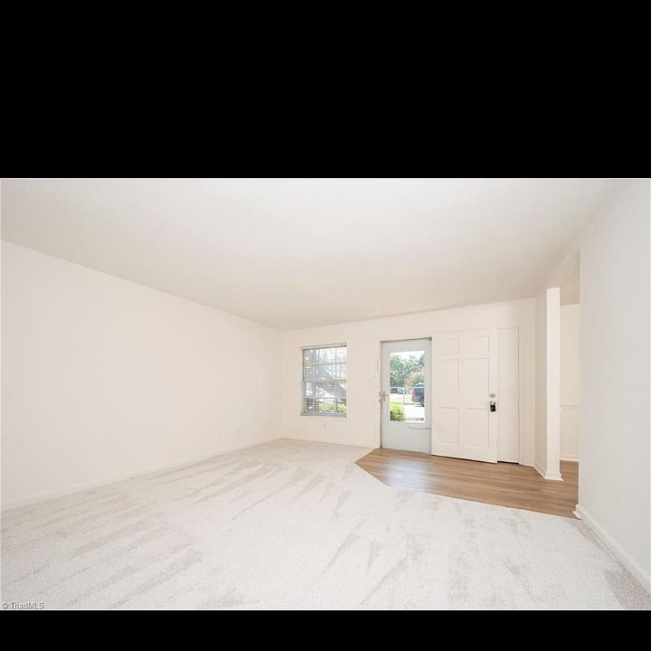 11'5" X 13'7" LIVING ROOM