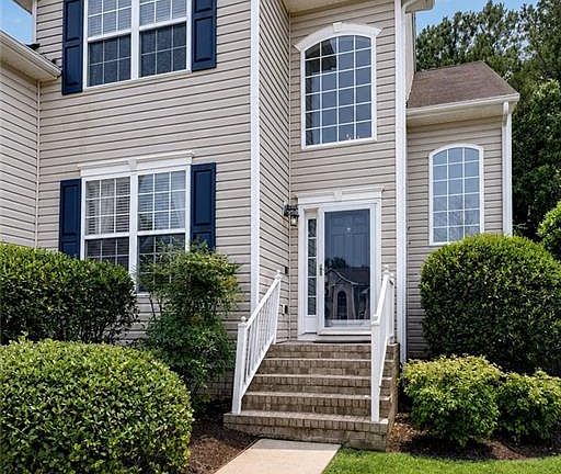 3rd image of 801 Queensbury Ln