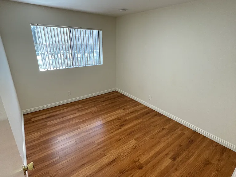 1039 Justin Ave — Photo 8