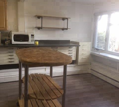 Movable kitchen island.
