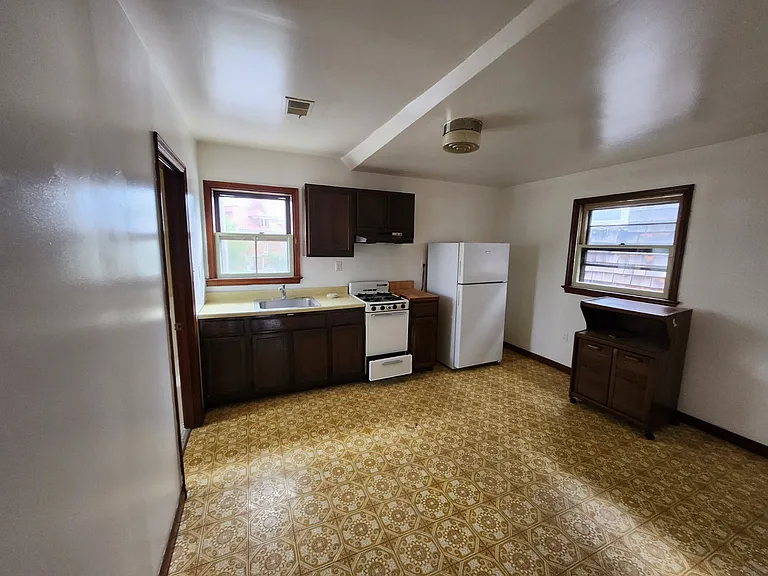 163 King George St #4 — Photo 2