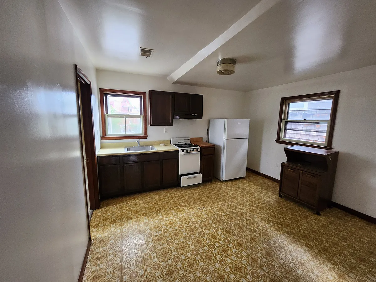 Building Photo - 163 King George St #4