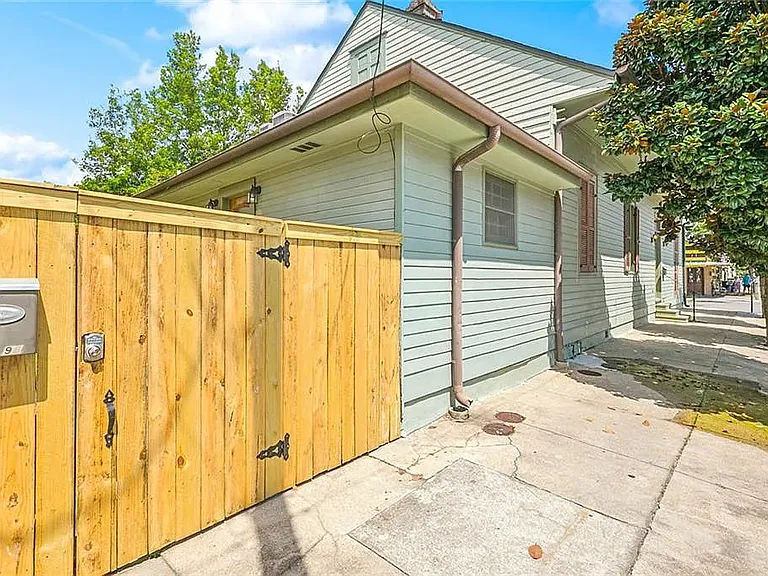 guest house side gate
