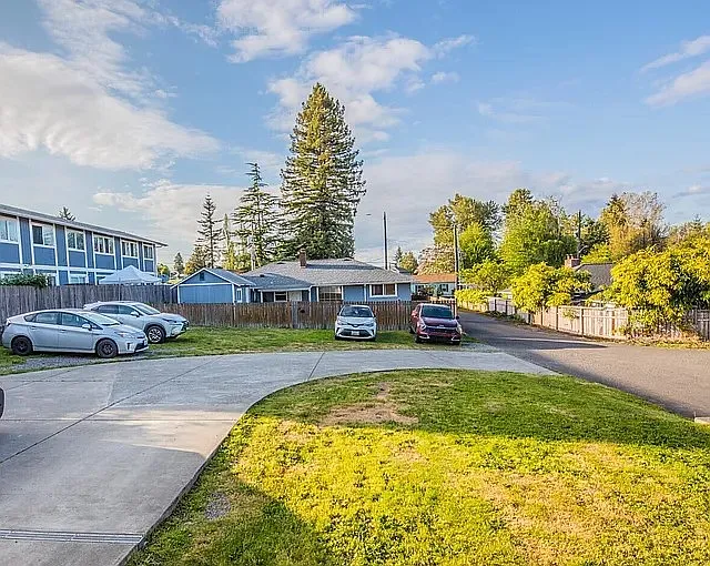 8 bed, 3560 sqft, $1,400 — Photo 3