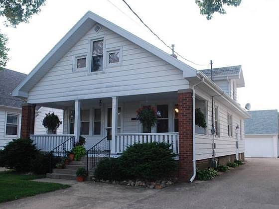 1st image of 618 1st Ave W
