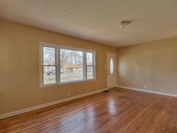 Living Room & Hardwoods