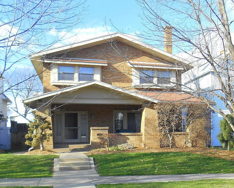 1st image of 8 E Oak St