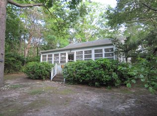 12 Squires Ter, Hampton Bays, NY 11946