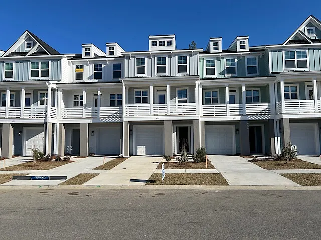 Building Photo - 425 Parkside Cmns