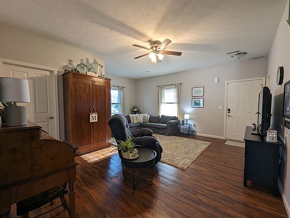 4th image of 908 S Creek Dr W