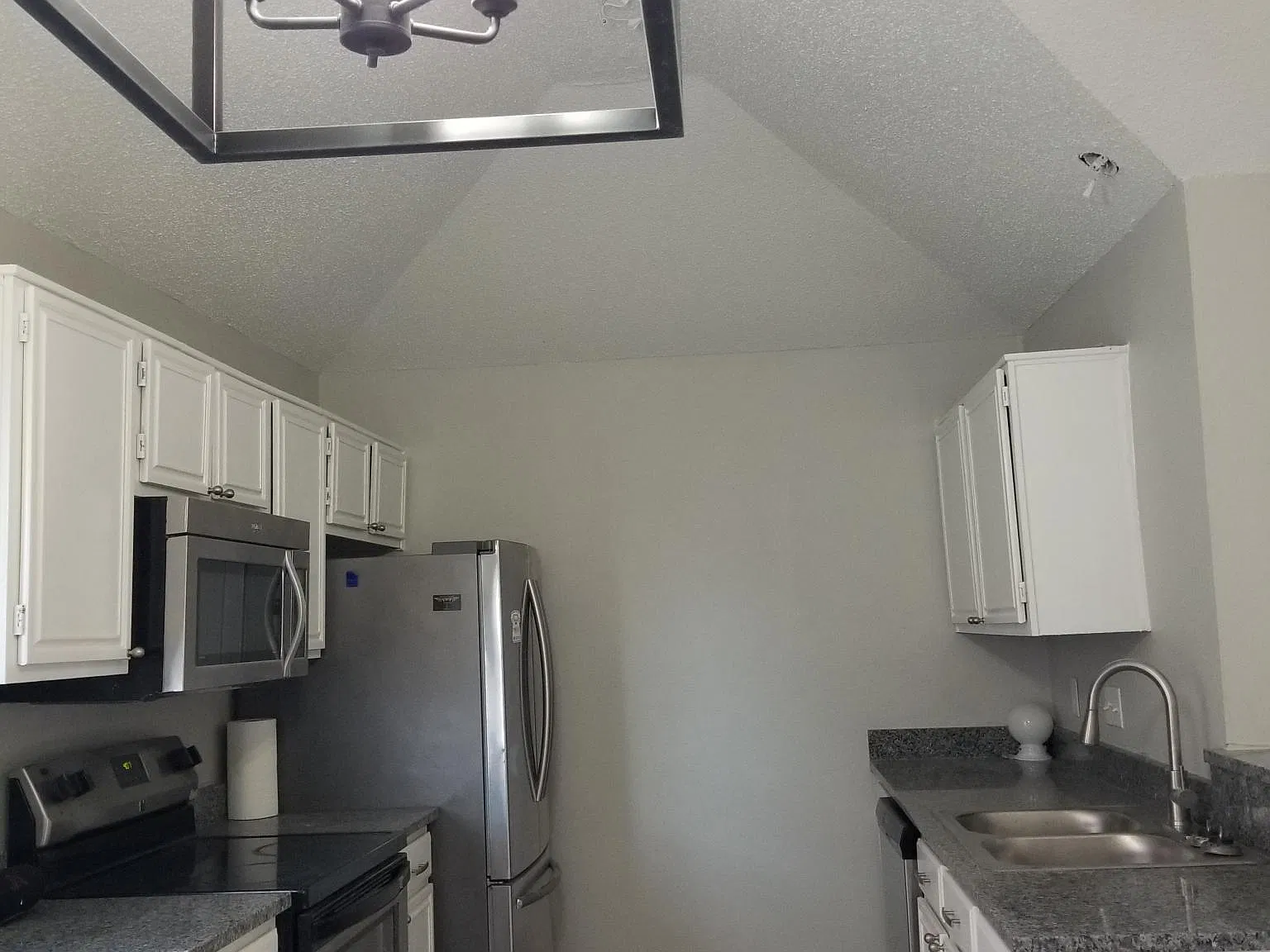 3 bed, 1350 sqft, $1,995 — Photo 2