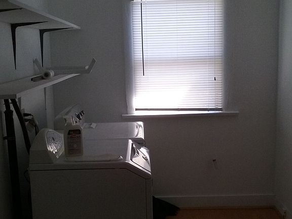 2nd image of 922 1/2 Lucile Ave