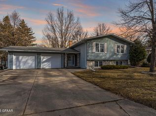 615 8th St SE, East Grand Forks, MN 56721