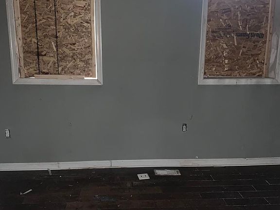 2nd image of 943 N Mount St