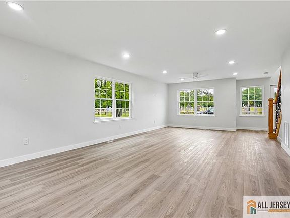 5th image of 101 Saint Stephens Ave