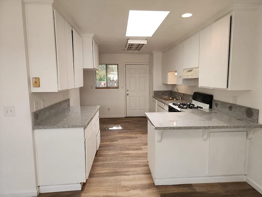 2 bed, 728 sqft, $1,795 — Photo 2