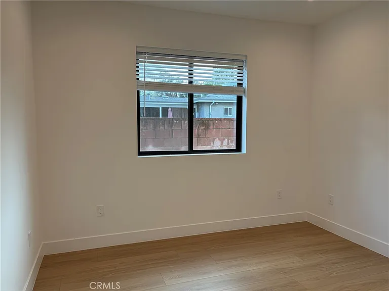 19212 Calvert St — Photo 5