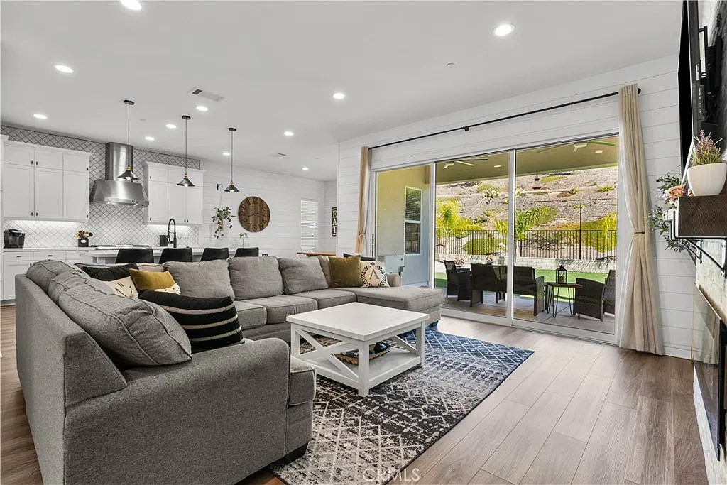 5 bed, 2932 sqft, $6,500 — Photo 4