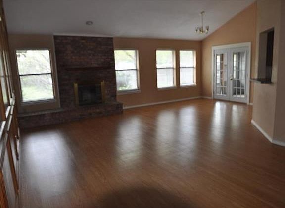 2nd image of 4918 Creekridge Ln
