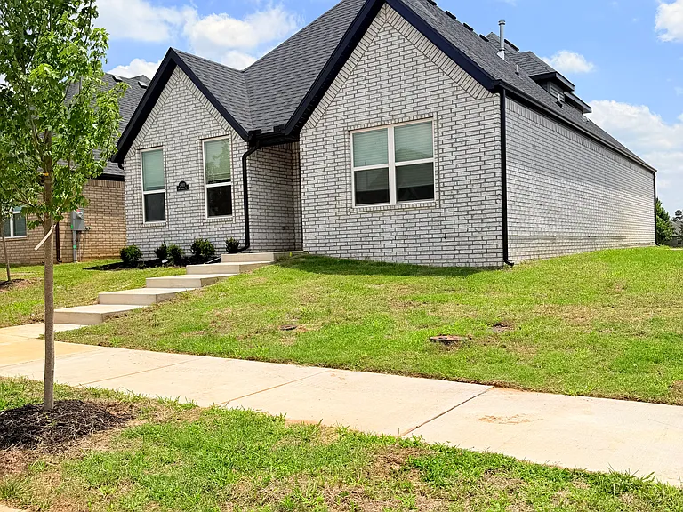 2903 SW Lovely Ln — Photo 2