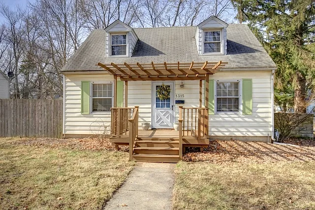 1315 Garden Ln photo 1