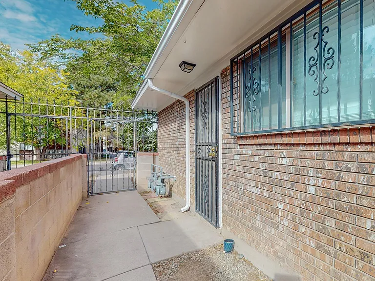 Alvarado Dr NE — Photo 21