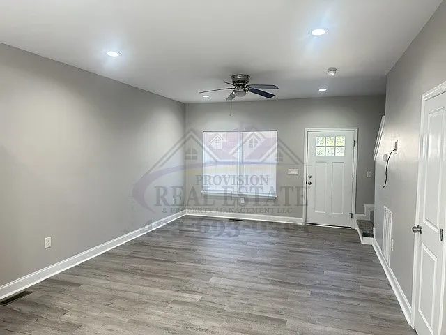 First Mth Rent Free! 2bd/2.5ba Townhome — Photo 3