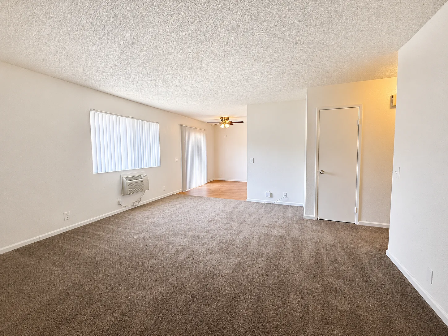 2 bed, 870 sqft, $2,060 — Photo 2