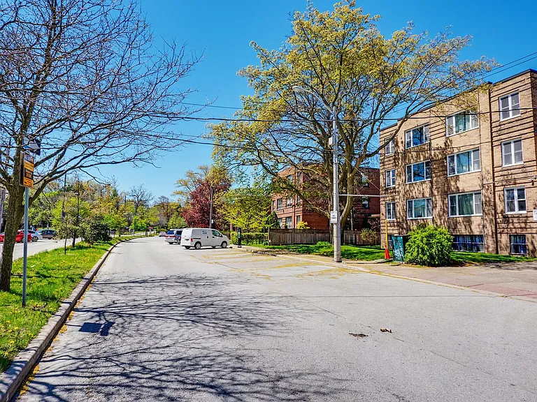 18 Anglesey Blvd — Photo 4