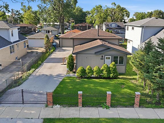 5th image of 7046 W 72nd Pl