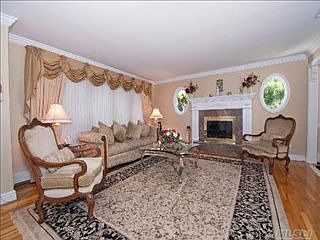 2nd image of 10 Old Hills Ln