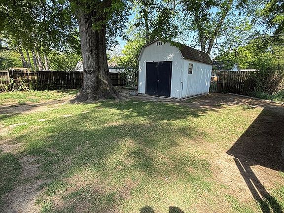 4th image of 615 Highland Dr